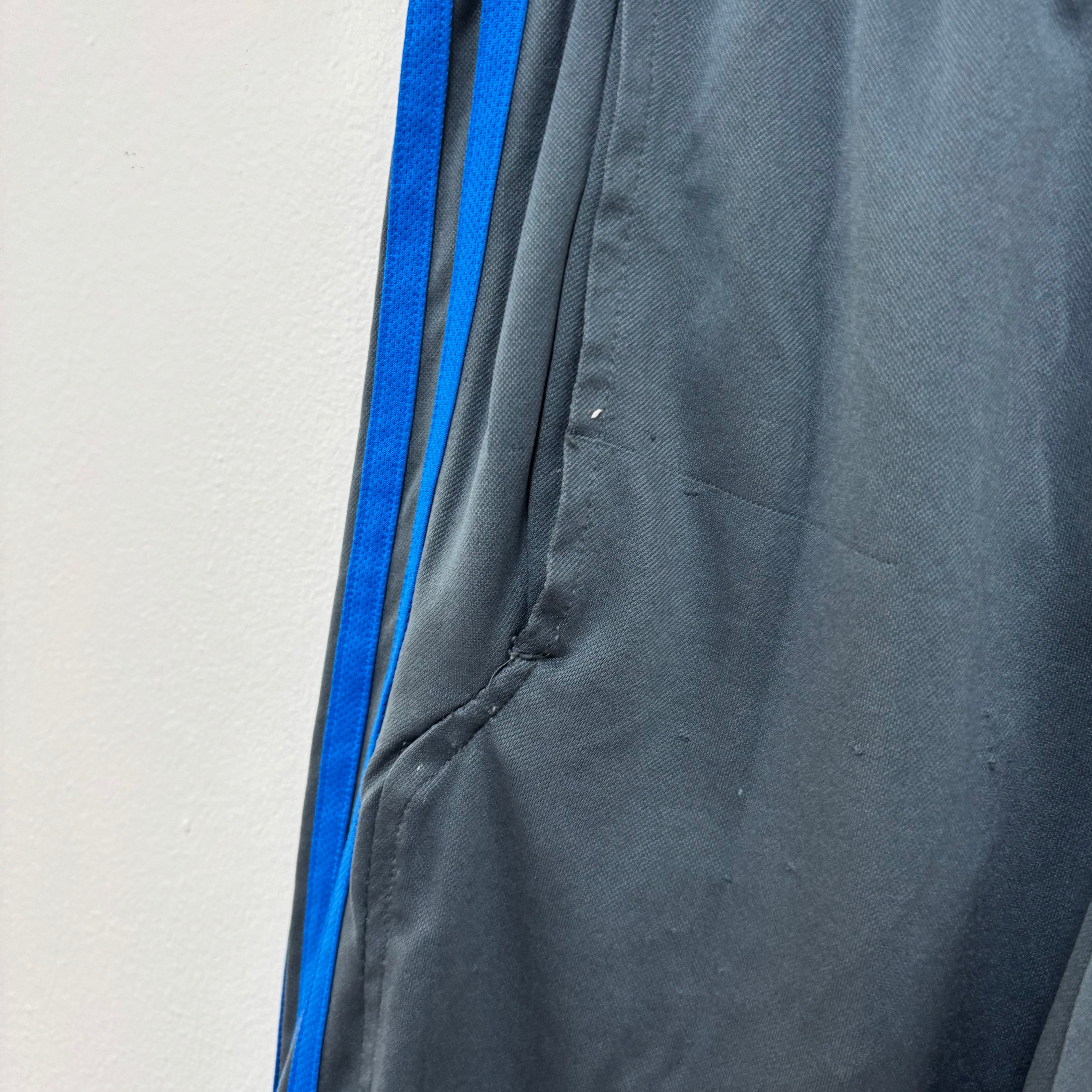 Adidas Shorts Mens Small Grey Sports Running Gym Athletic Pockets (F)