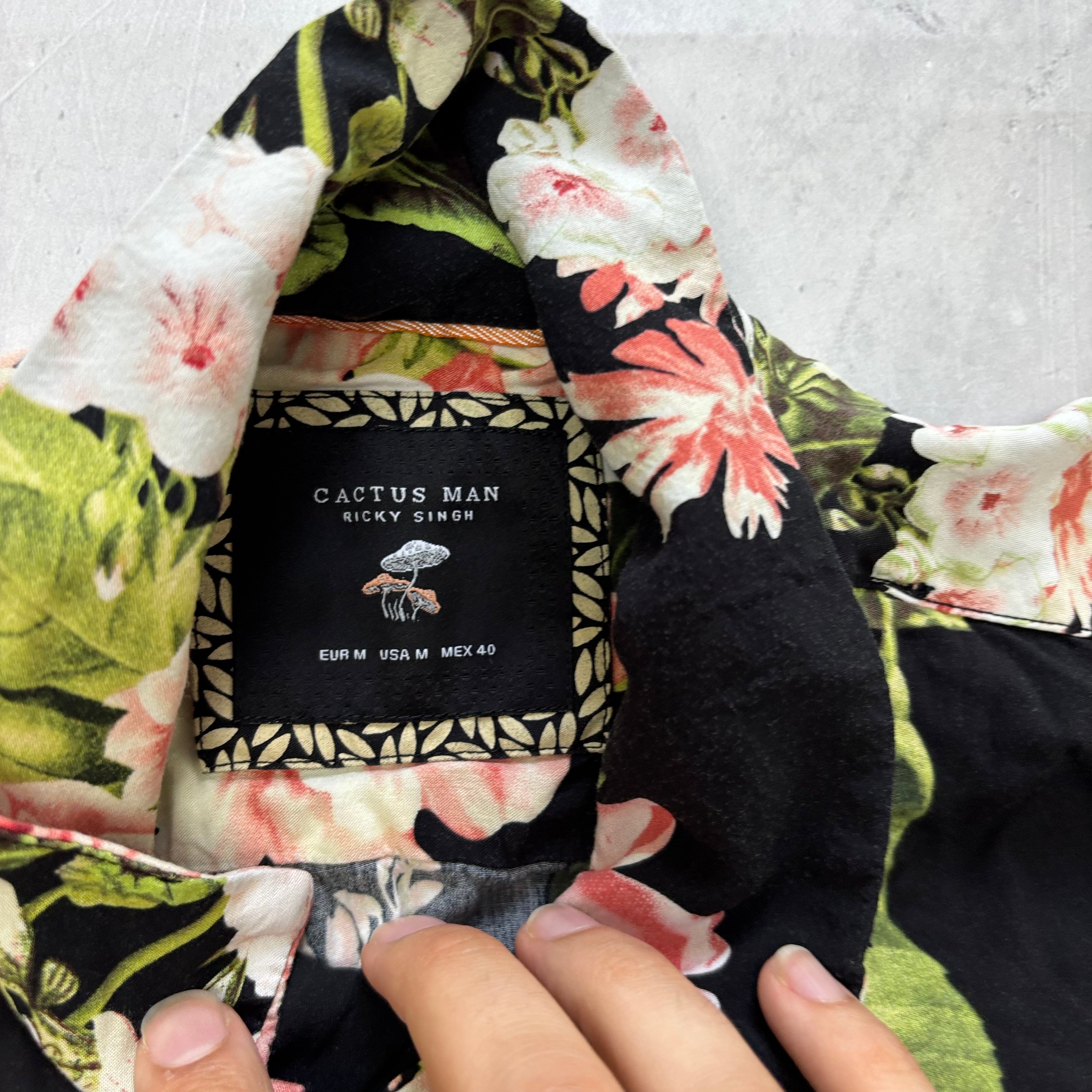 Hawaiian Shirt Mens Small Black Floral Aloha Short Sleeve Viscose (E)