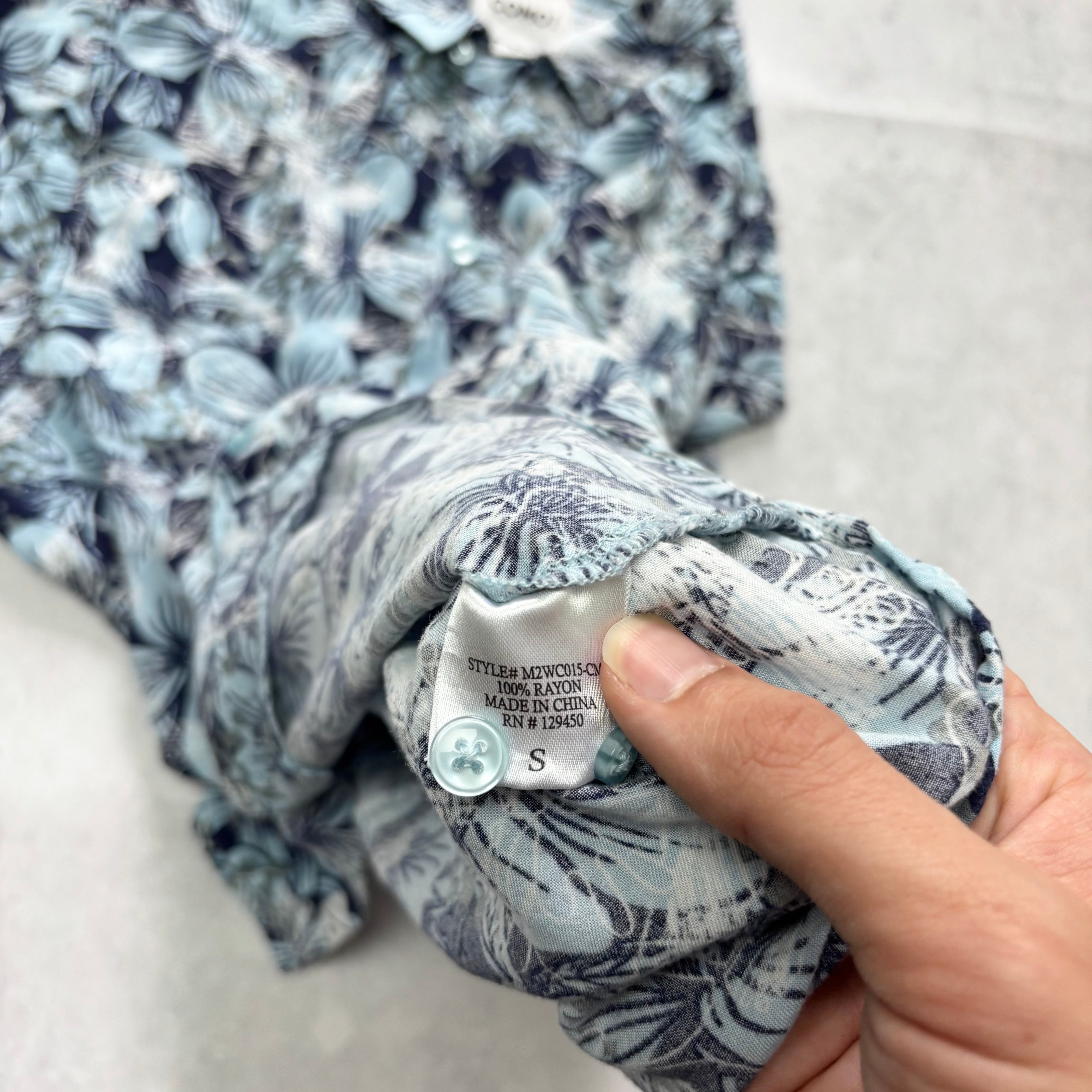 Hawaiian Shirt Mens Small Blue Floral Aloha Short Sleeve Rayon Regular Fit (E)