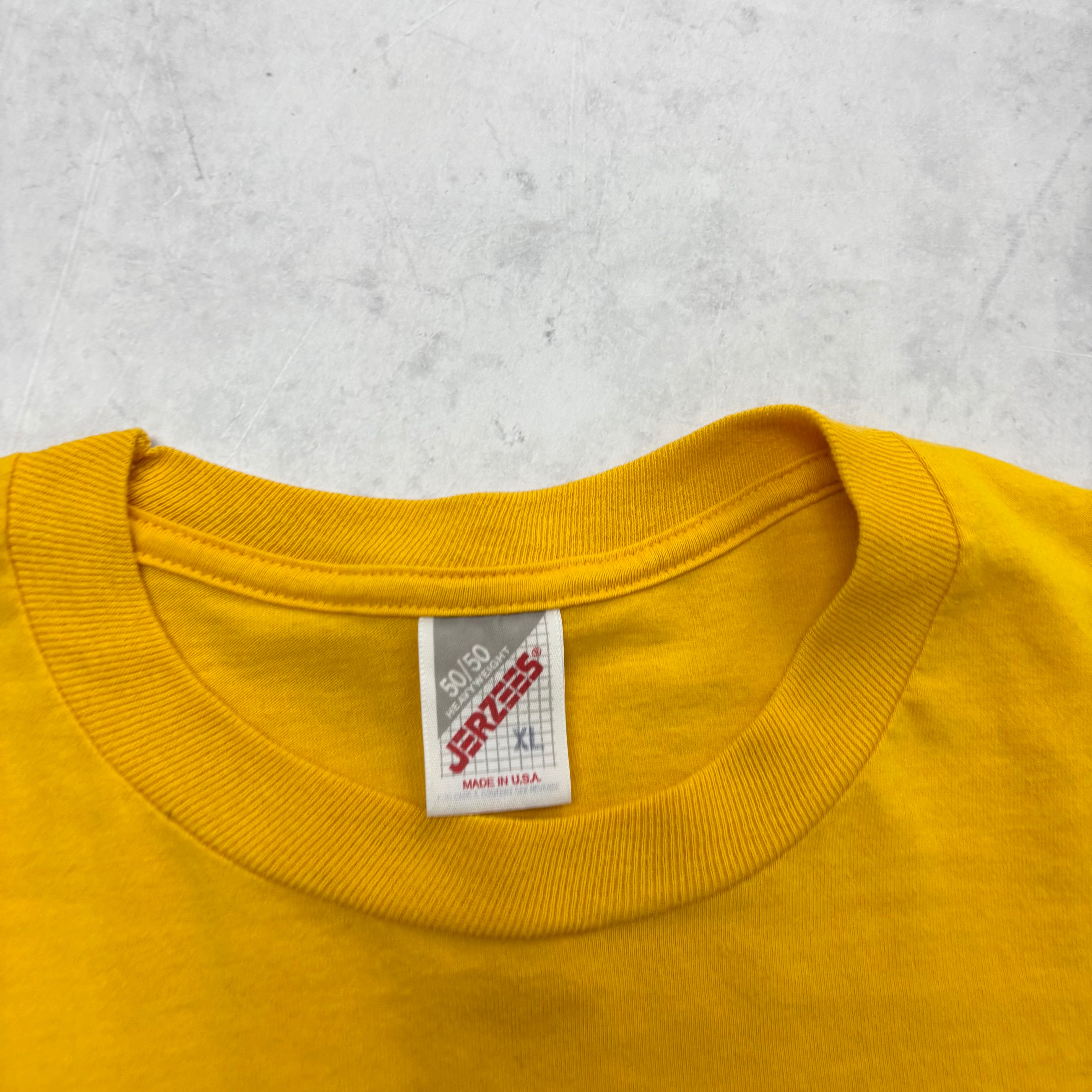 Vintage T Shirt Mens XL Yellow Graphic Print 90s College Sports (E)