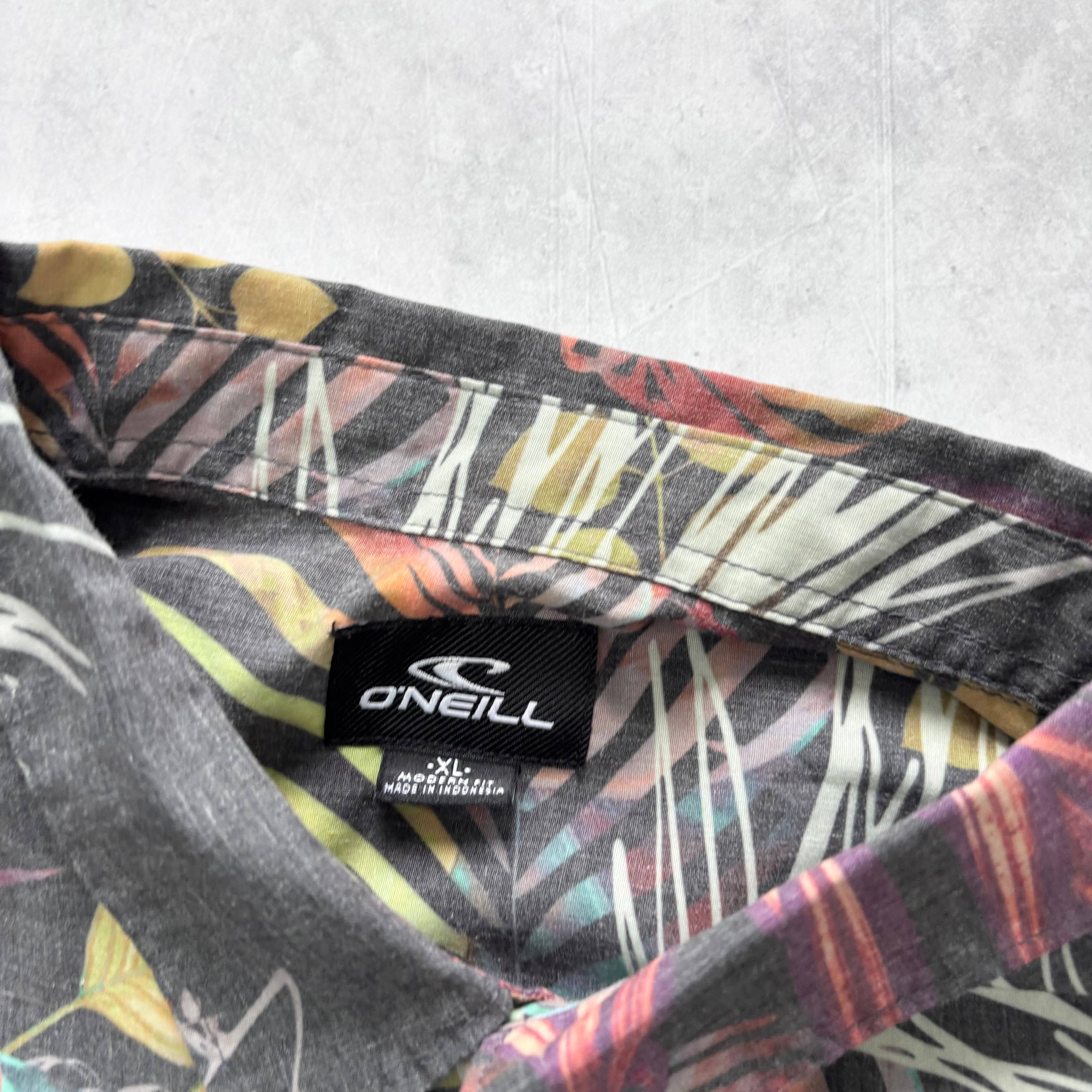 O'Neill Hawaiian Shirt Mens XL Grey Floral Aloha Short Sleeve Polyester Surf (E)