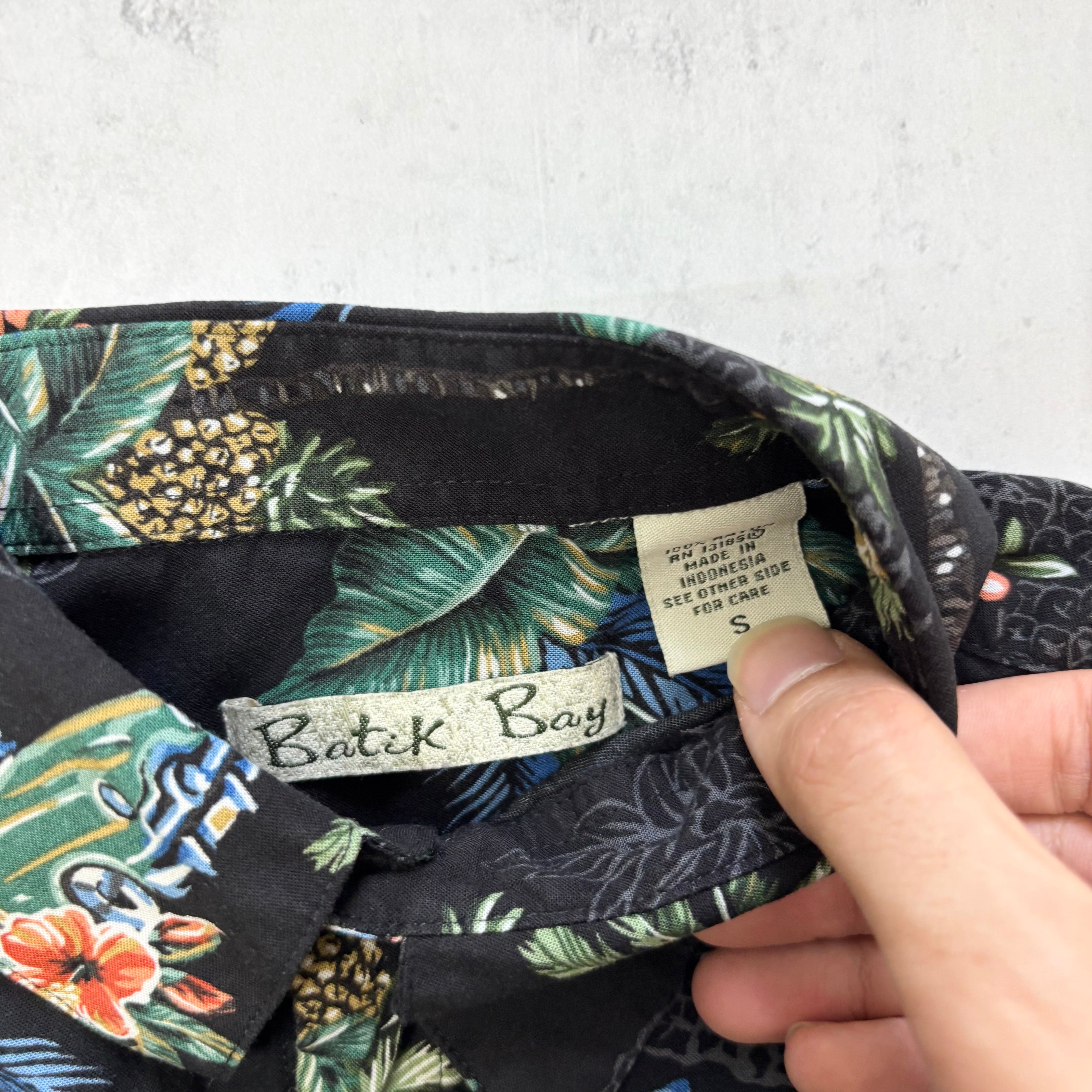 Vintage Hawaiian Shirt Mens Small Black Floral Aloha Short Sleeve Rayon (E)