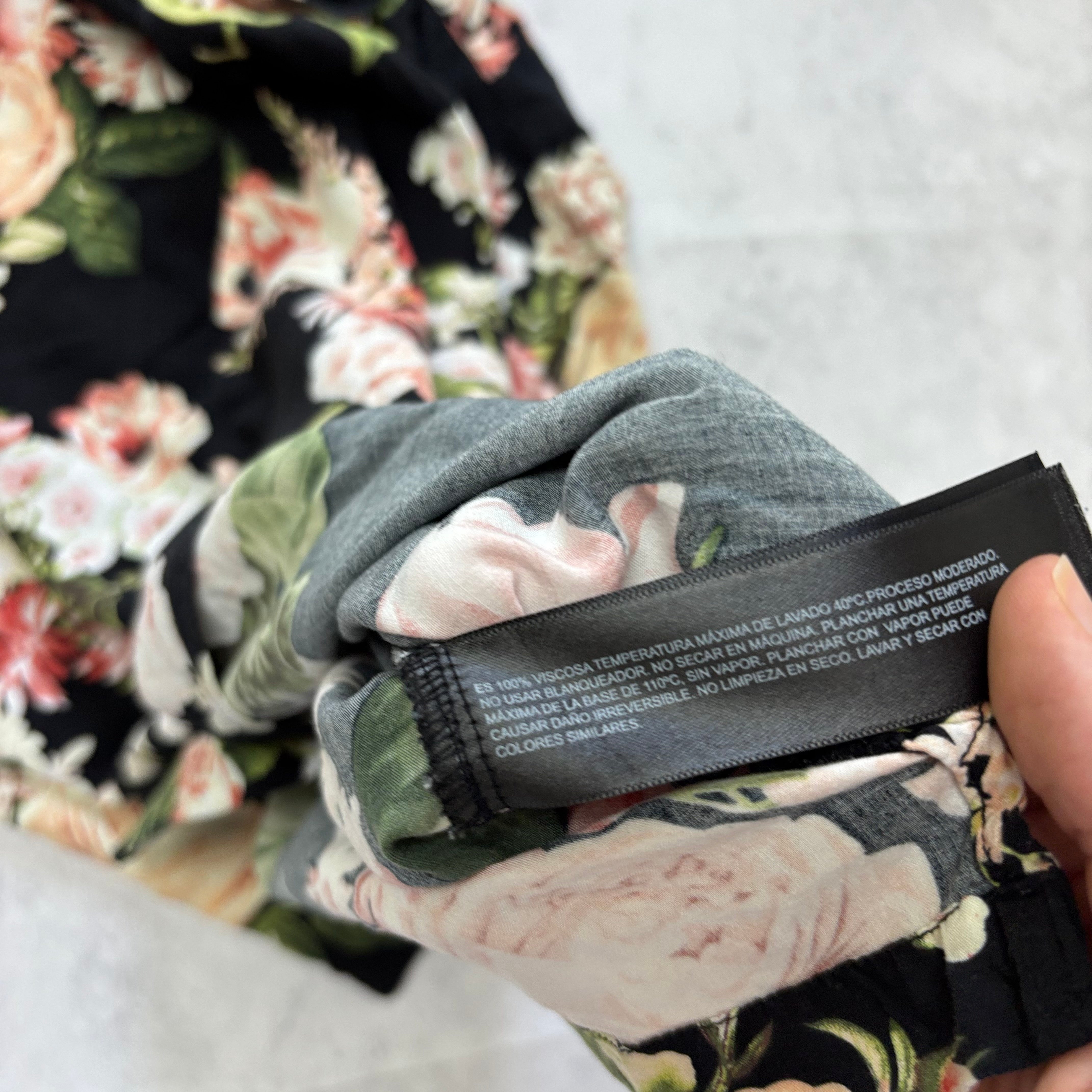 Hawaiian Shirt Mens Small Black Floral Aloha Short Sleeve Viscose (E)