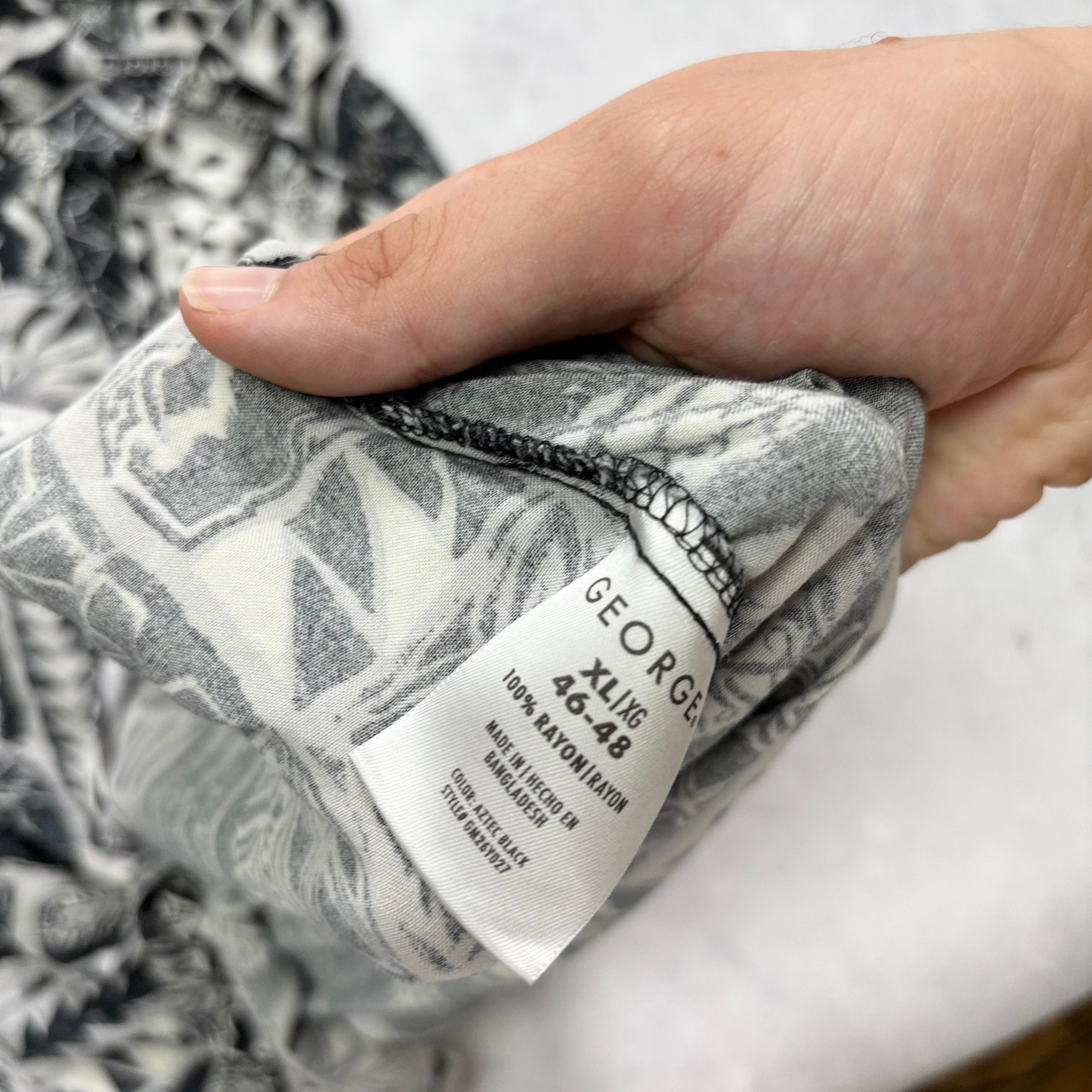 Hawaiian Shirt Mens XL Grey Floral Aloha Short Sleeve Rayon (E)
