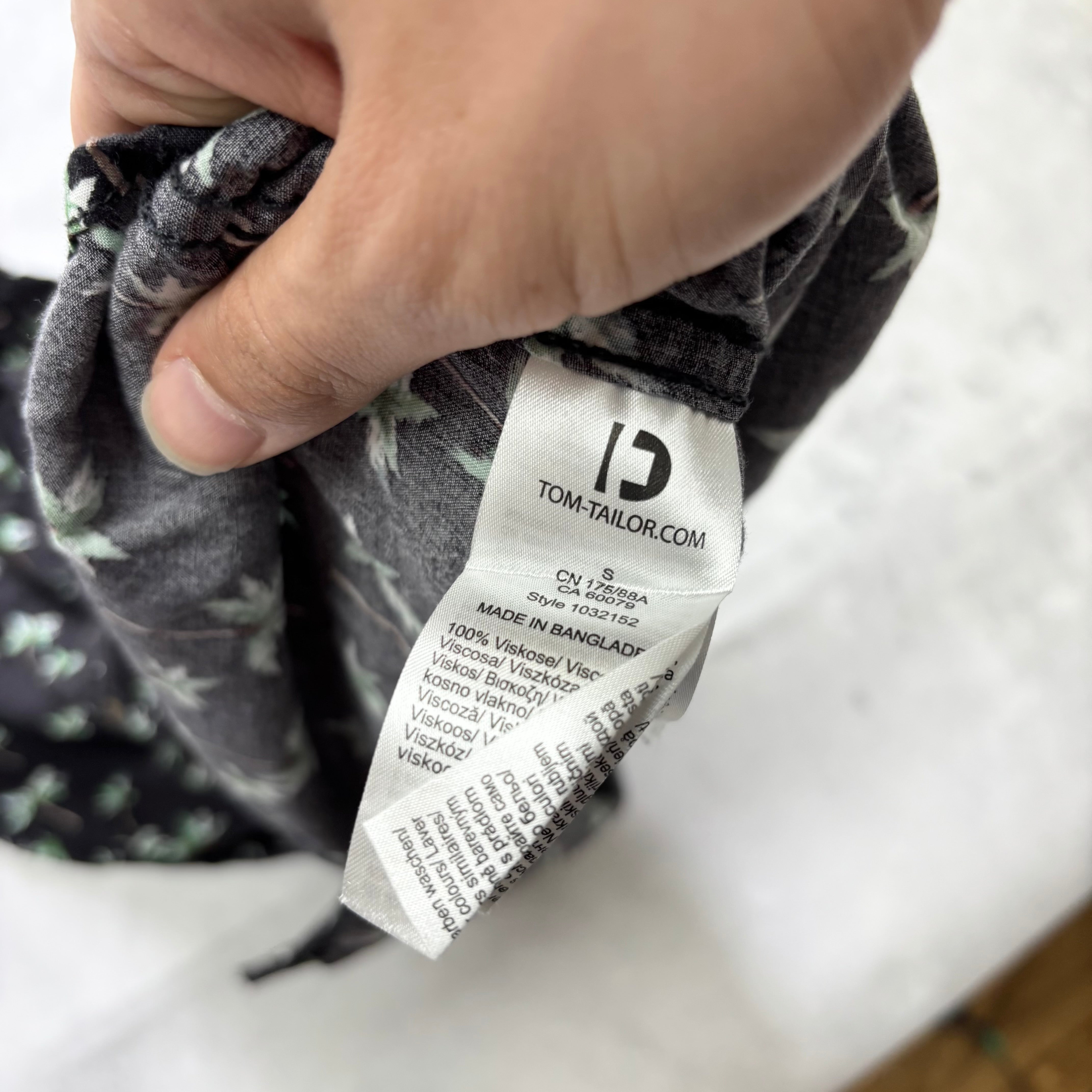 Hawaiian Shirt Mens Small Black Floral Aloha Short Sleeve Viscose Funky (E)