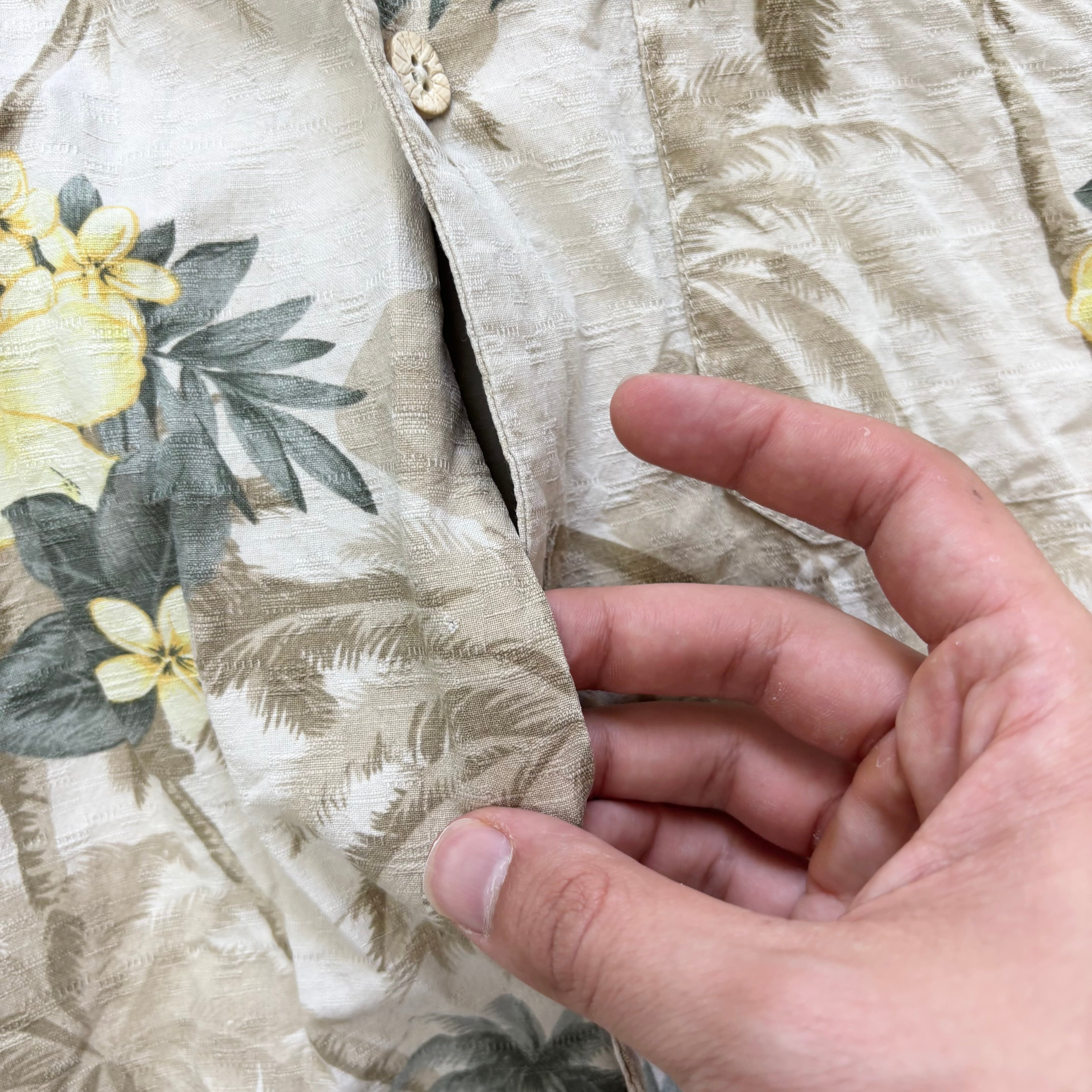Vintage Hawaiian Shirt Mens Medium Beige Floral Aloha Short Sleeve Silk