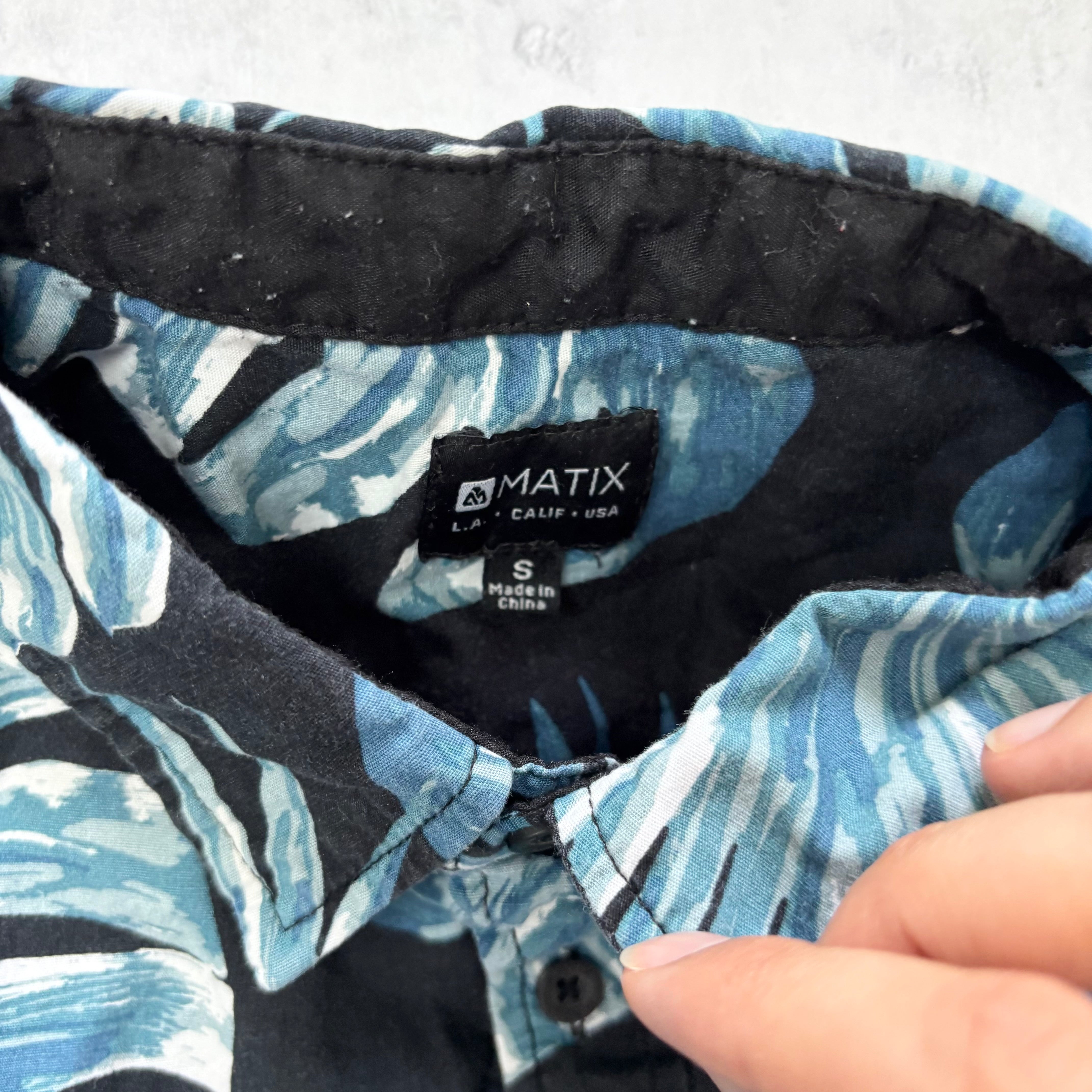 Hawaiian Shirt Mens XS Black Floral Aloha Short Sleeve Cotton (E)