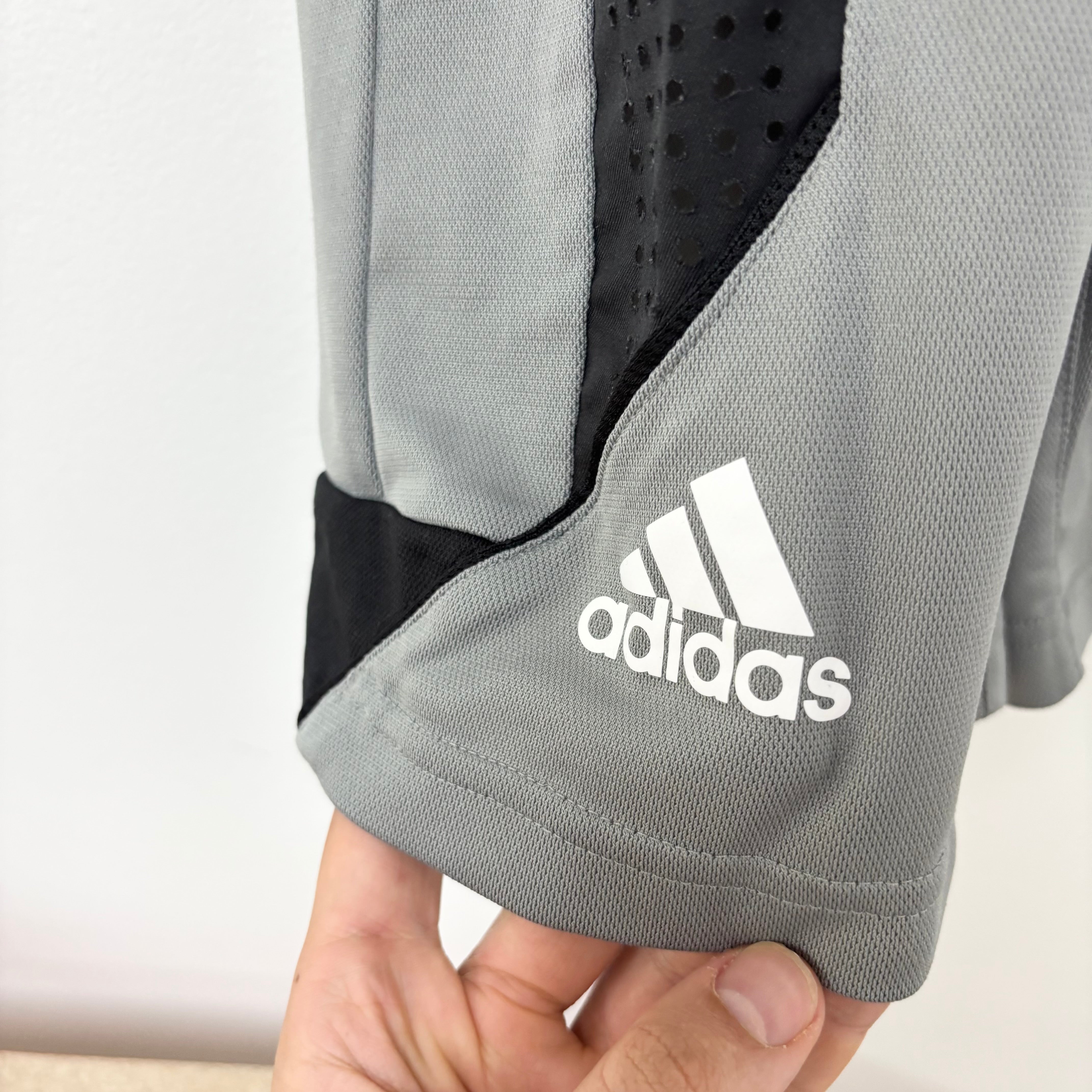 Adidas Shorts Mens Small Grey Sports Basketball Gym Athletic Pockets (E)