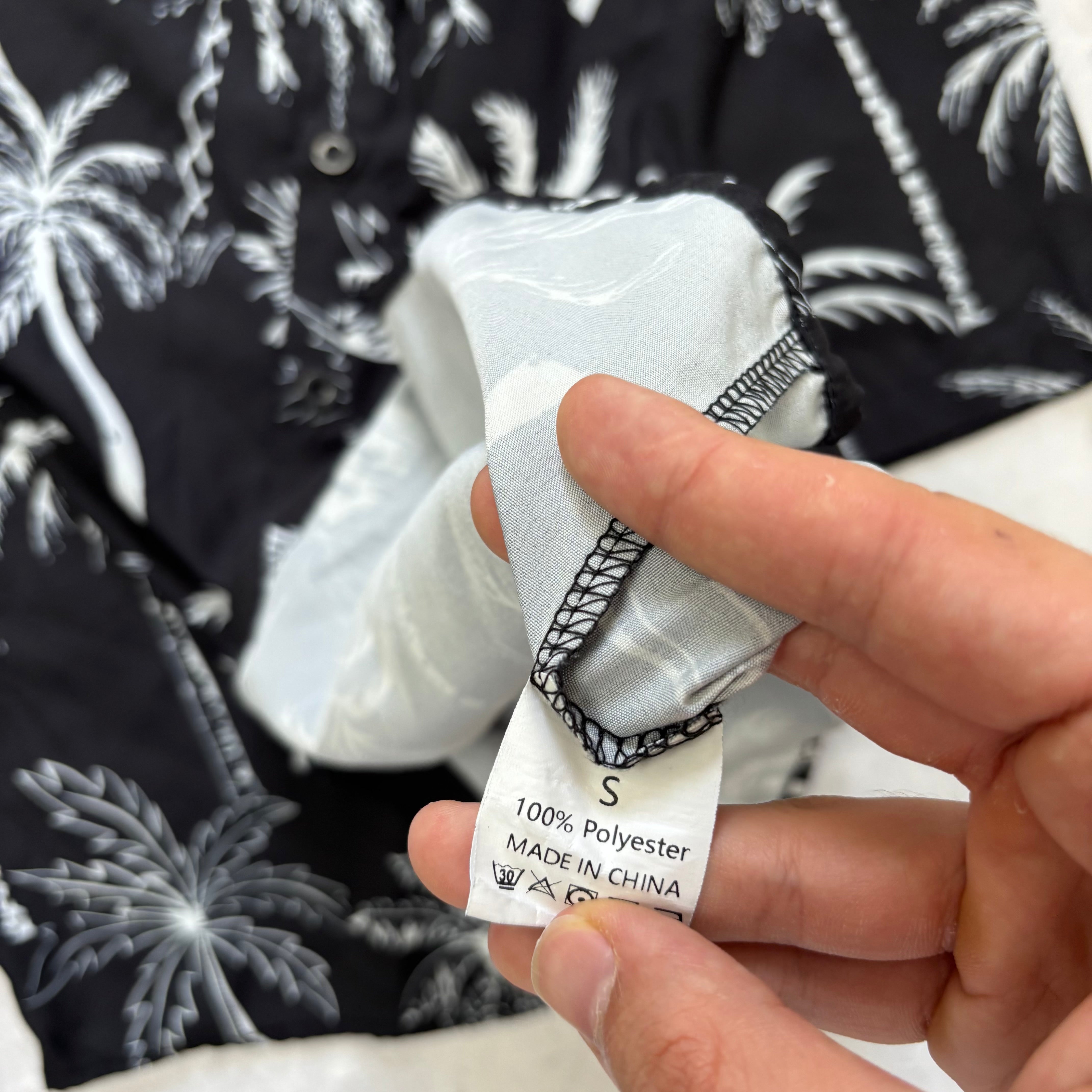 Hawaiian Shirt Mens Small Black Floral Aloha Short Sleeve Polyester (E)