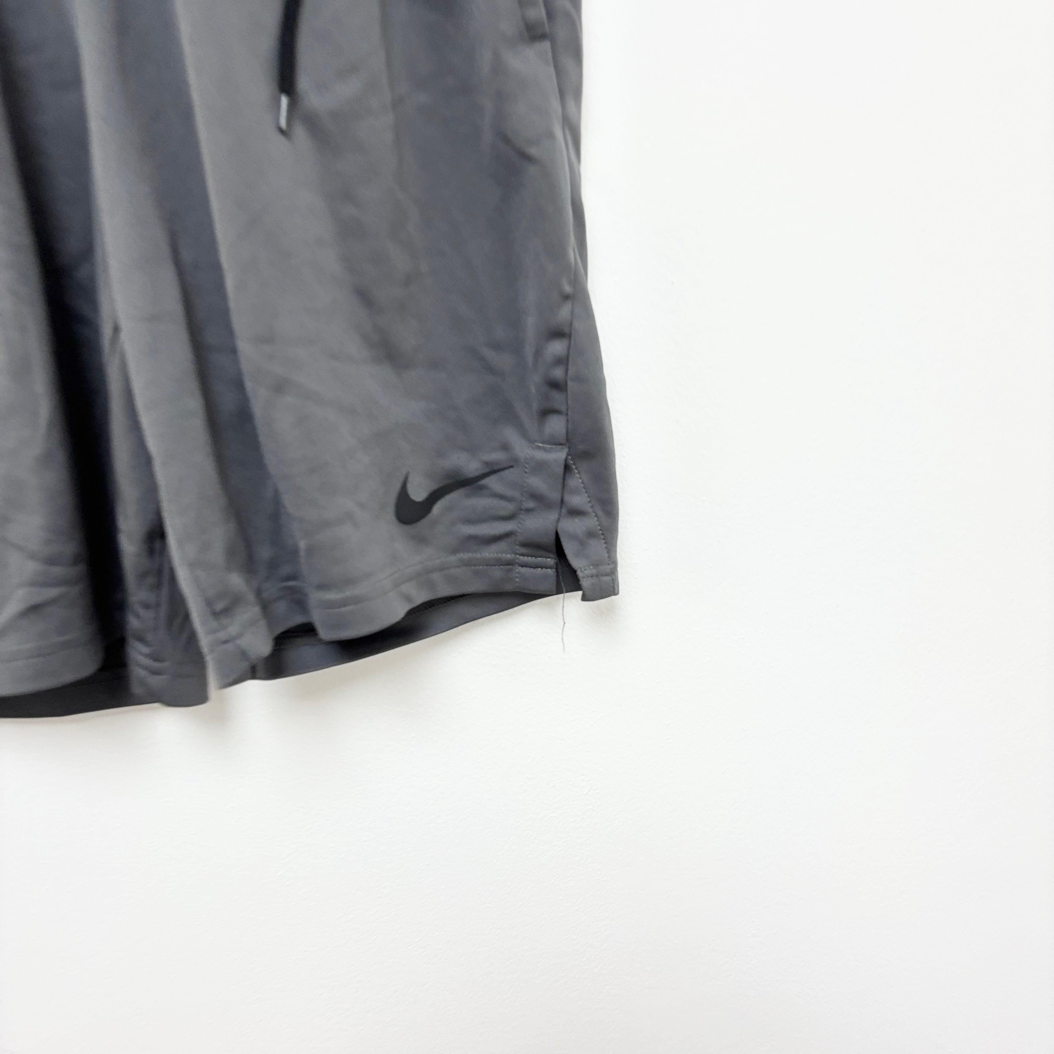 Nike Shorts Mens Medium Grey Dri Fit Running Sports Gym Athletic Pockets (E)