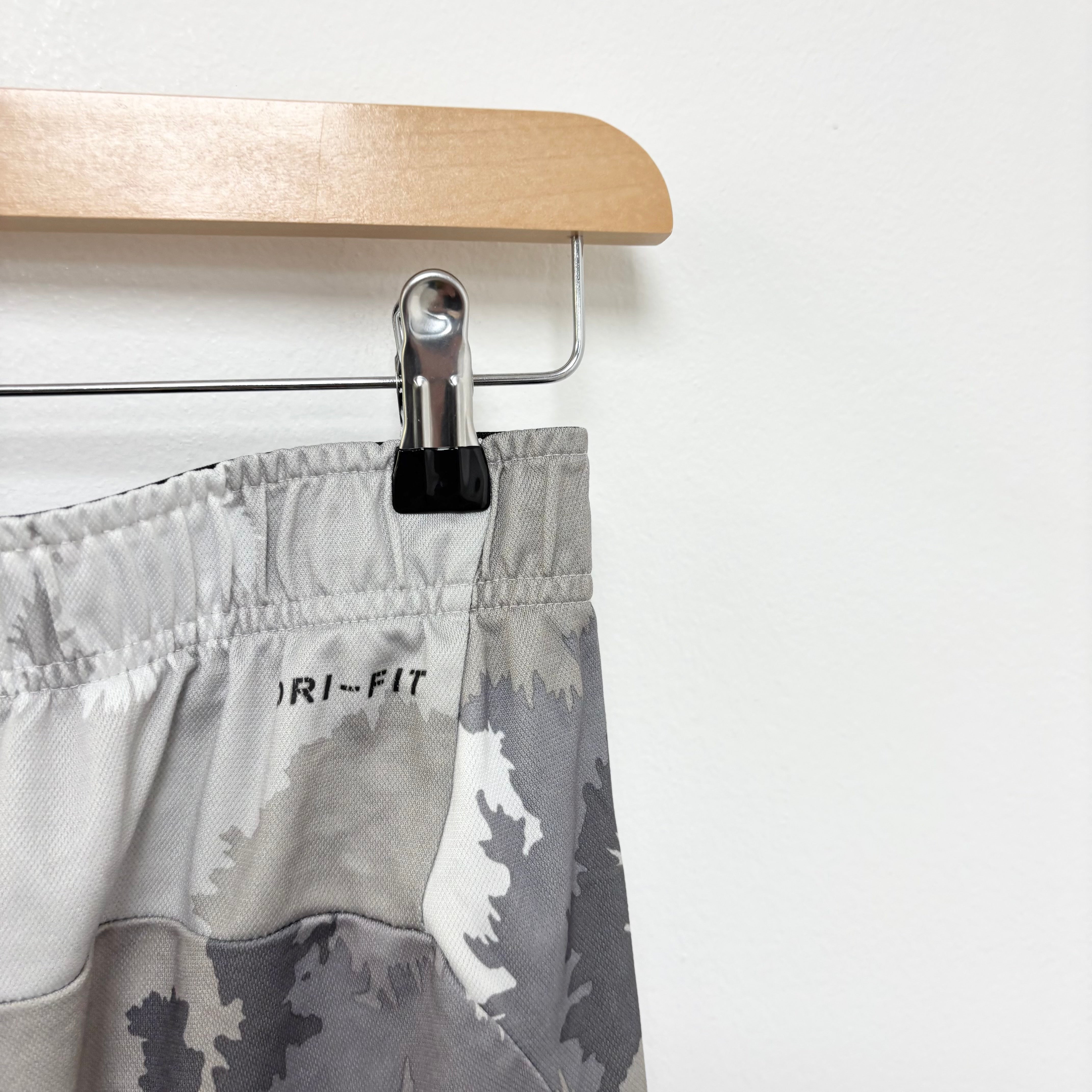 Nike Shorts Mens Medium Grey Dri Fit Running Sports Gym Athletic Pockets