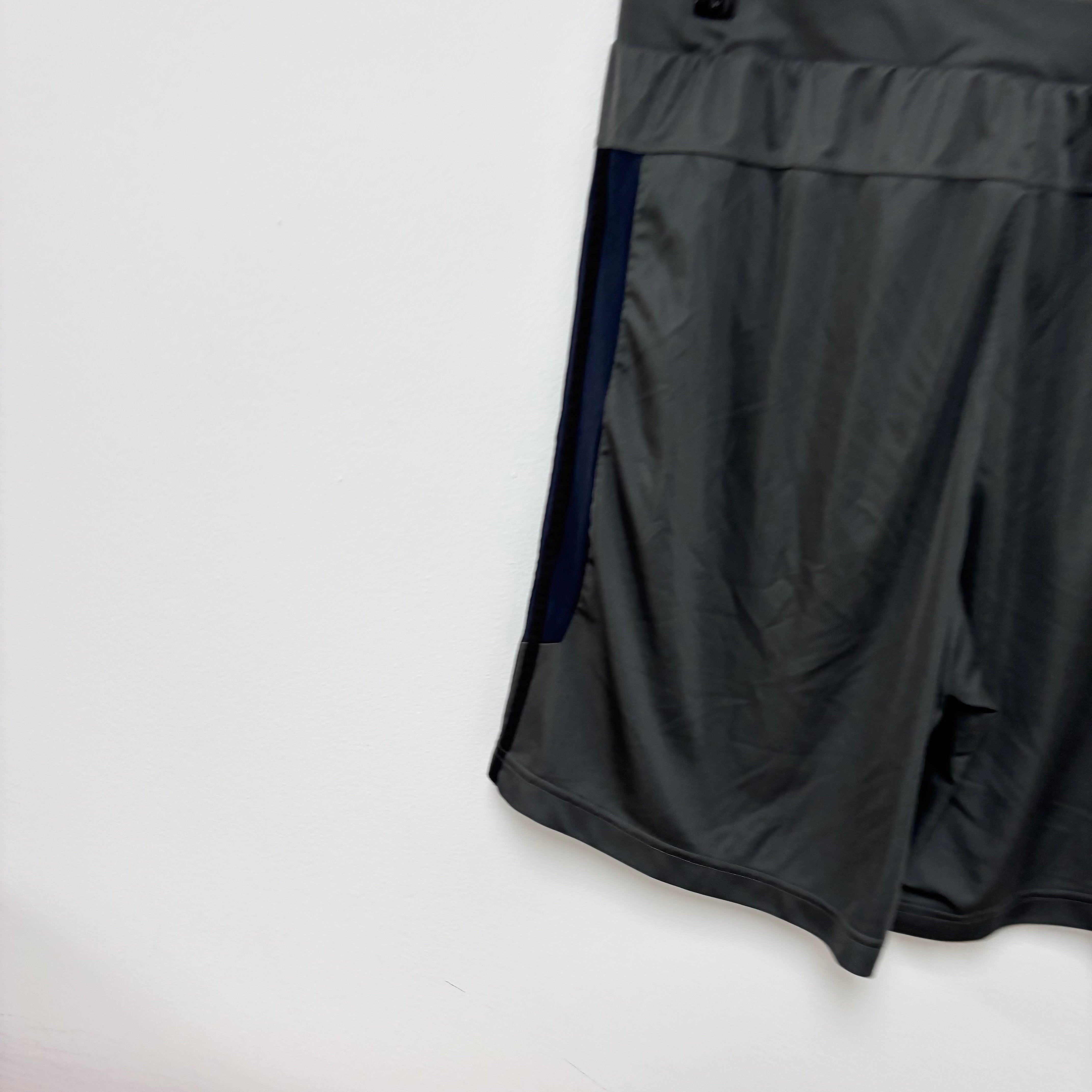 Adidas Shorts Mens XL Grey Sports Running Gym Athletic Pockets (E)