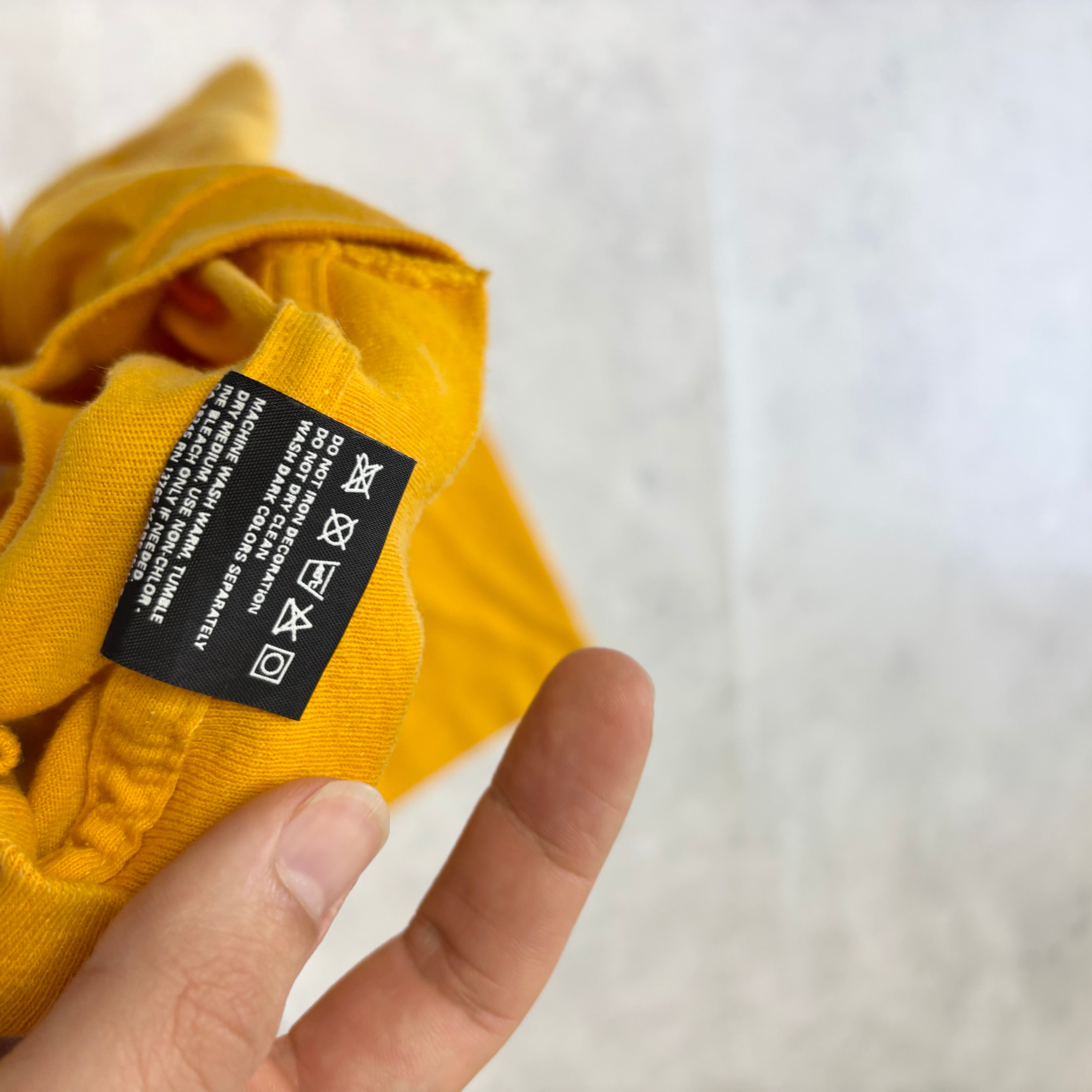 Vintage T Shirt Mens Small Yellow Single Stitch Graphic Print 90s USA (E)