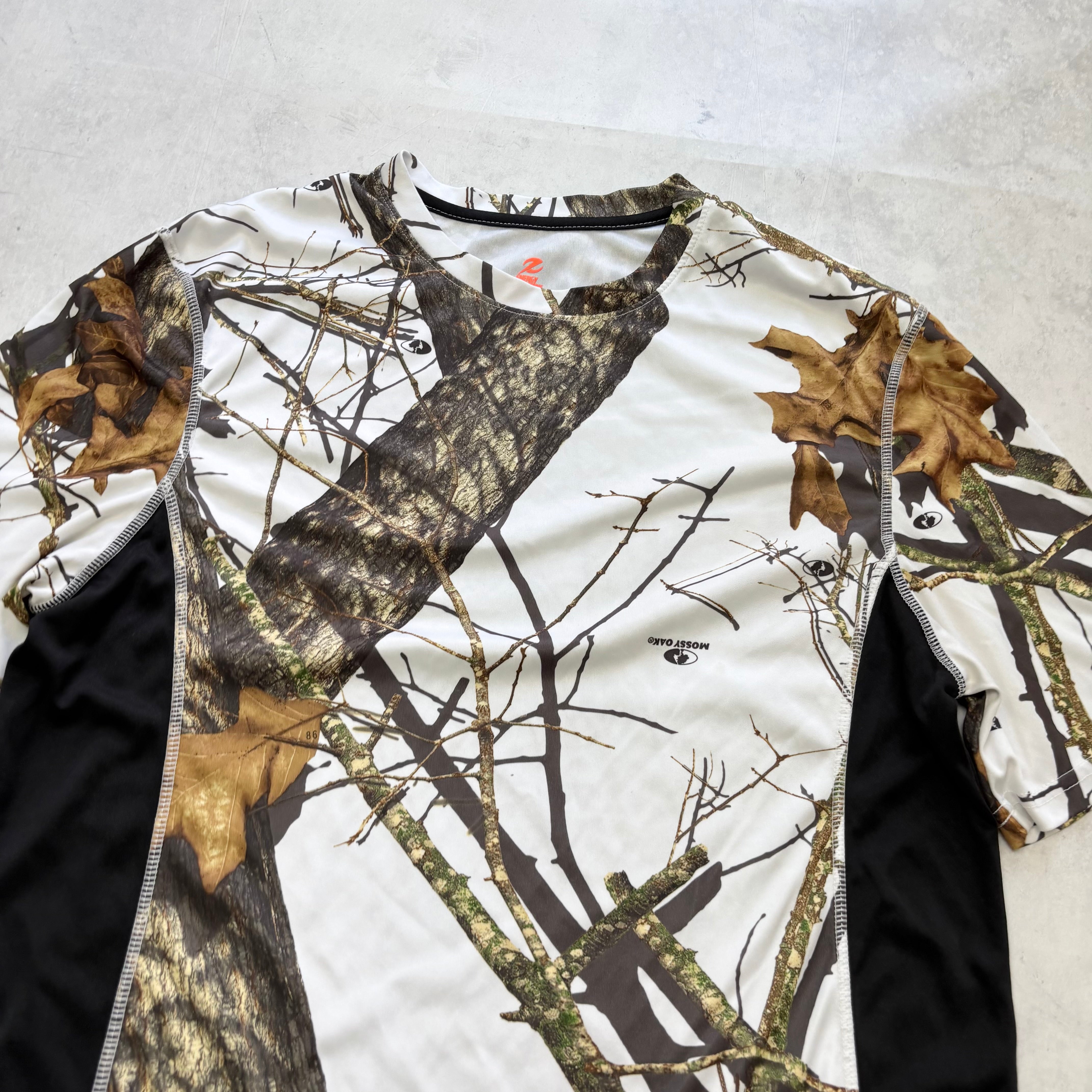 RealTree T Shirt Mens Small Camo Y2K Hunting White Relaxed Fit