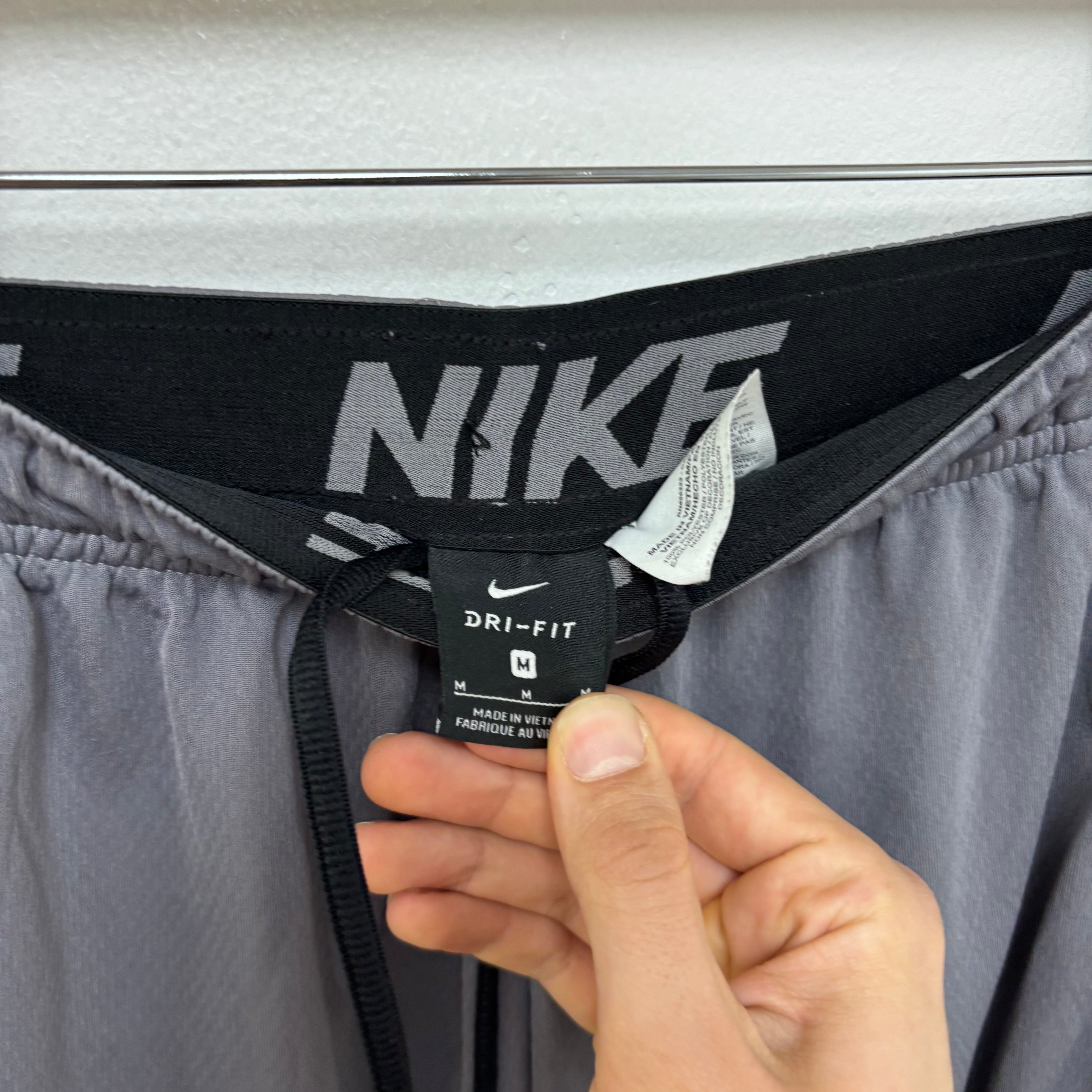 Nike Shorts Mens Medium Grey Dri Fit Running Sports Gym Athletic Pockets