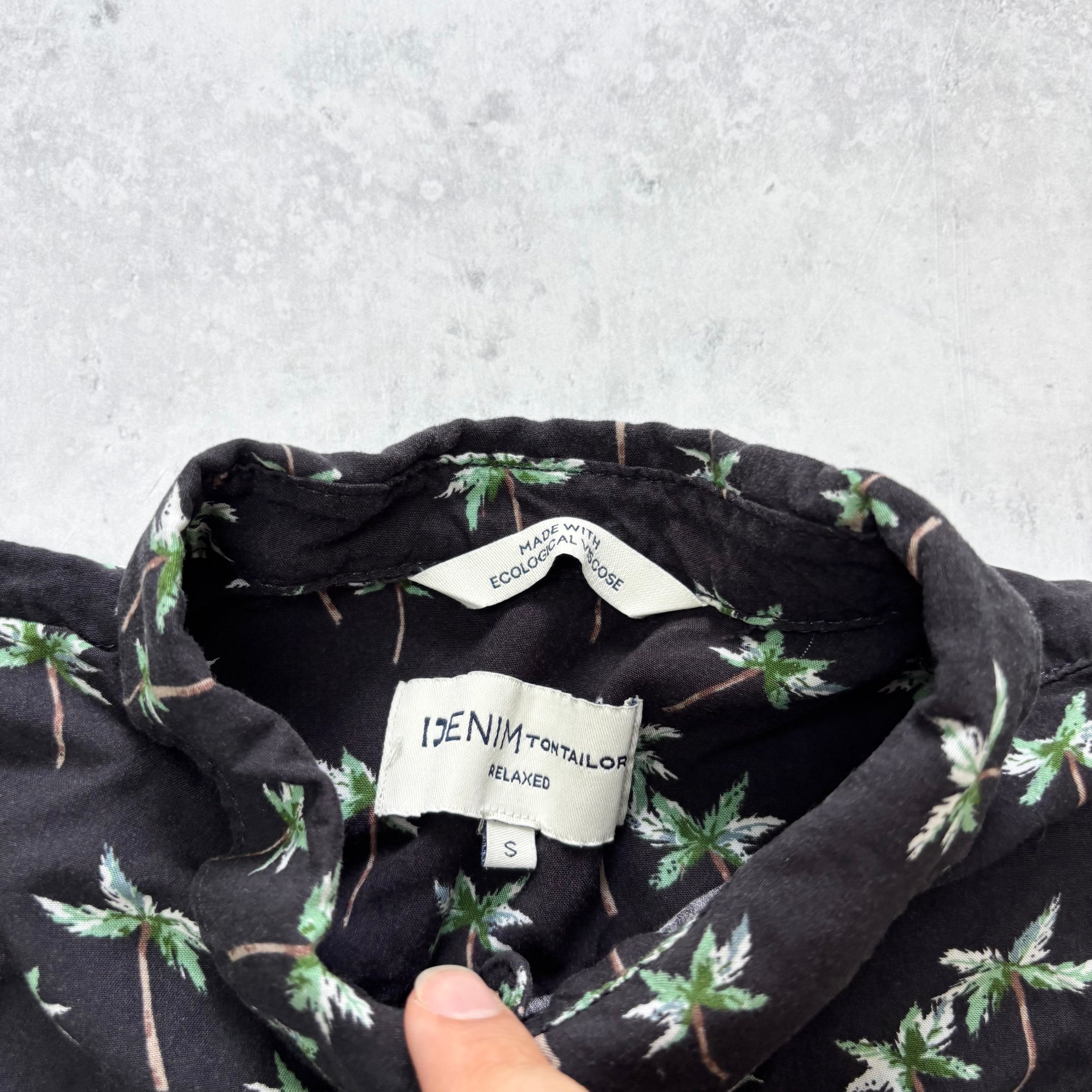 Hawaiian Shirt Mens Small Black Floral Aloha Short Sleeve Viscose Funky (E)