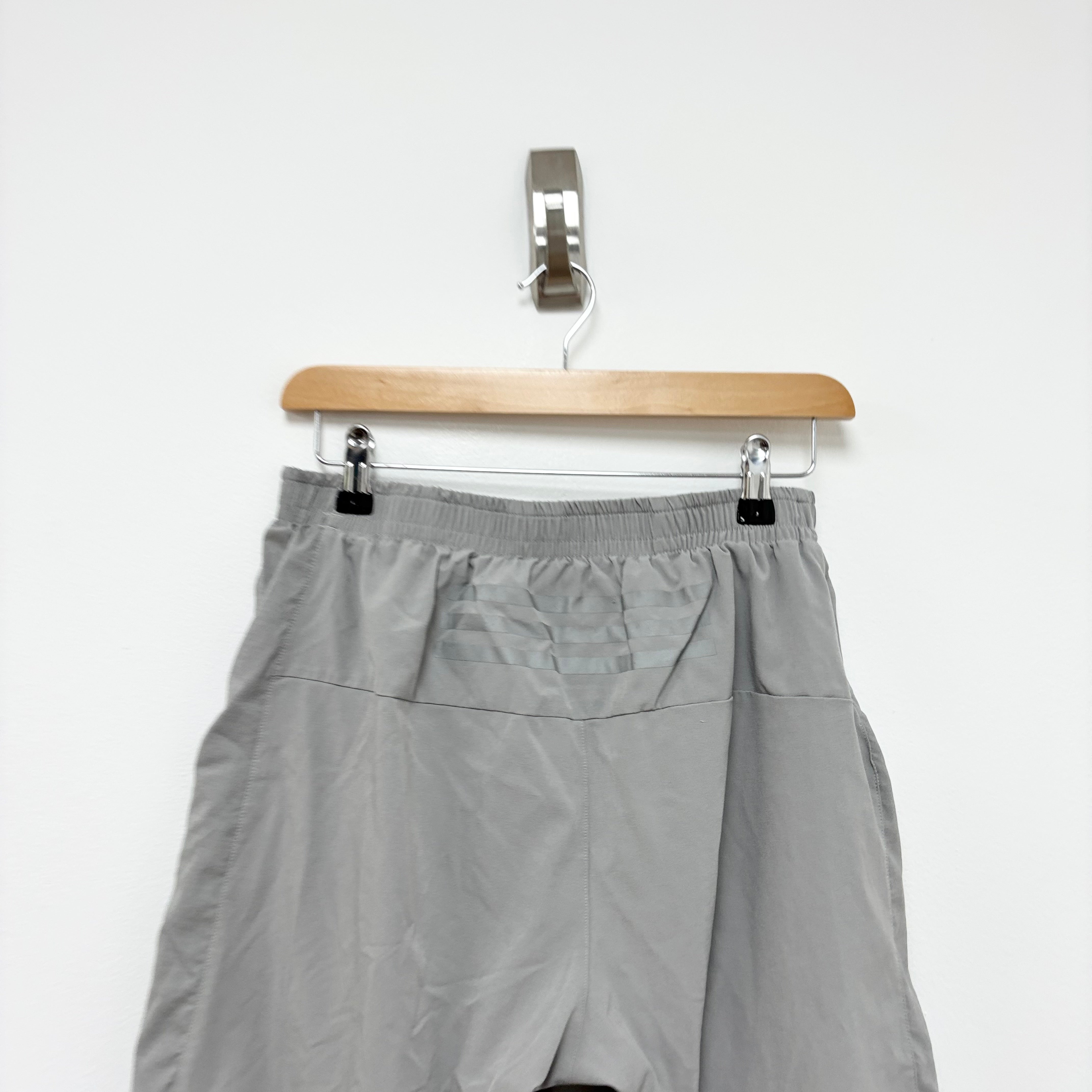 Adidas Shorts Mens Medium Grey Sports Running Gym Athletic Pockets (E)