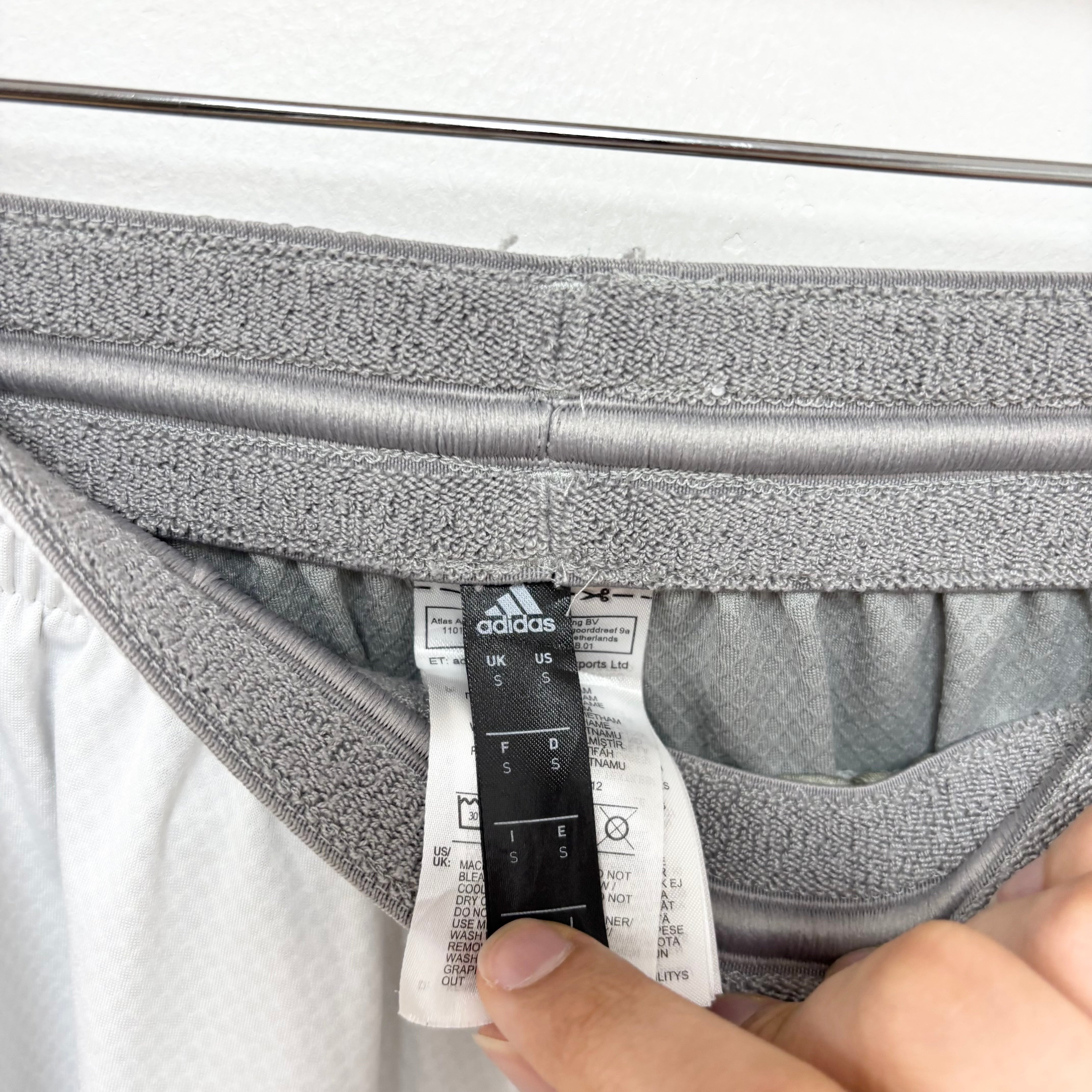 Adidas Shorts Mens Small Silver Sports Running Gym Athletic Pockets (E)